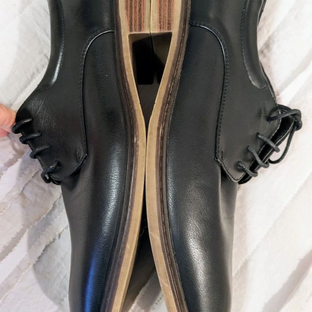 Men's size 10.5M Hugo Vitelli black lace up dress shoes